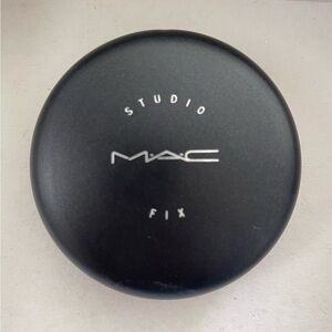 MAC Studio Fix Powder Plus Foundation NW22